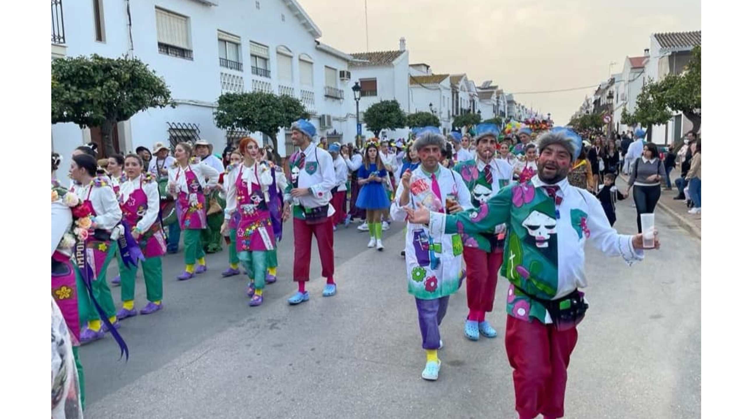 LAS CALLES DE BOLLULLOS SE LLENARON DE COLORIDO EN EL DESFILE DE CARNAVAL