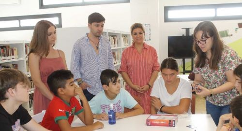 NIÑOS Y JÓVENES DE LA LOCALIDAD DISFRUTAN DE "EL DÍA DE LOS NIÑ@S" EN LA BIBLIOTECA MUNICIPAL