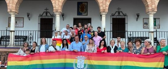 EL AYUNTAMIENTO SE VISTE CON LA BANDERA ARCOIRIS PARA DAR VISIBILIDAD AL COLECTIVO LGBTI