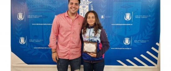 EL CONCEJAL DE DEPORTES RECIBE A LA CAMPEONA BOLLULLERA ELENA BARRAGÁN