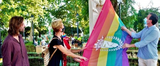 EL AYUNTAMIENTO DEDICA EN EL PARQUE MUNICIPAL UN MONUMENTO AL ORGULLO DE AMAR EN LIBERTAR