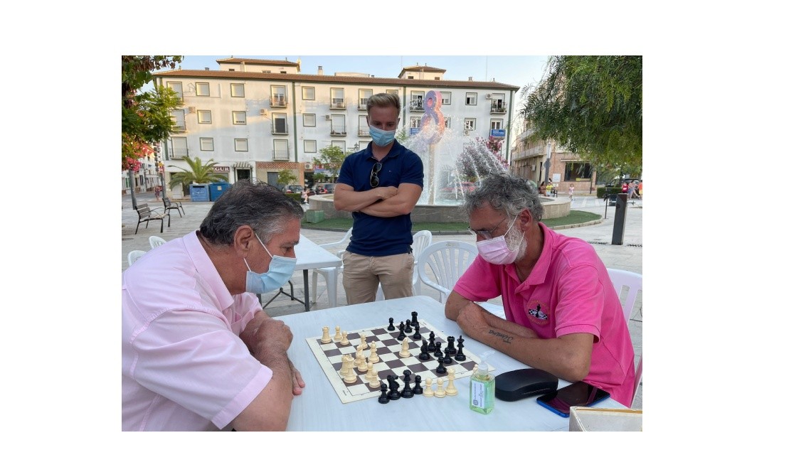 NUEVAS PARTIDAS DE “AJEDREZ EN LA CALLE”. EN ESTA OCASIÓN EN LA PLAZA 8 DE MARZO