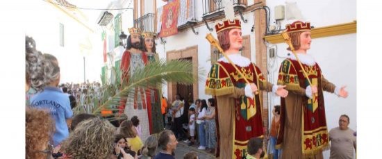 LA CABALGATA DE GIGANTES Y CABEZUDOS ABRIERON LA FERIA