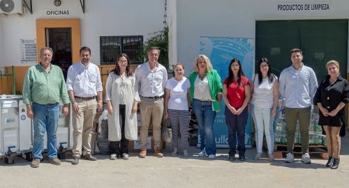 EL AYUNTAMIENTO HACE ENTREGA A LA HERMANDAD DEL ROCÍO DEL MATERIAL PARA EL CAMINO 2024