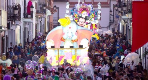 EL CARNAVAL DE BOLLULLOS SE ECHA A LA CALLE