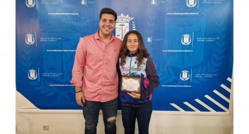 EL CONCEJAL DE DEPORTES RECIBE A LA CAMPEONA BOLLULLERA ELENA BARRAGÁN