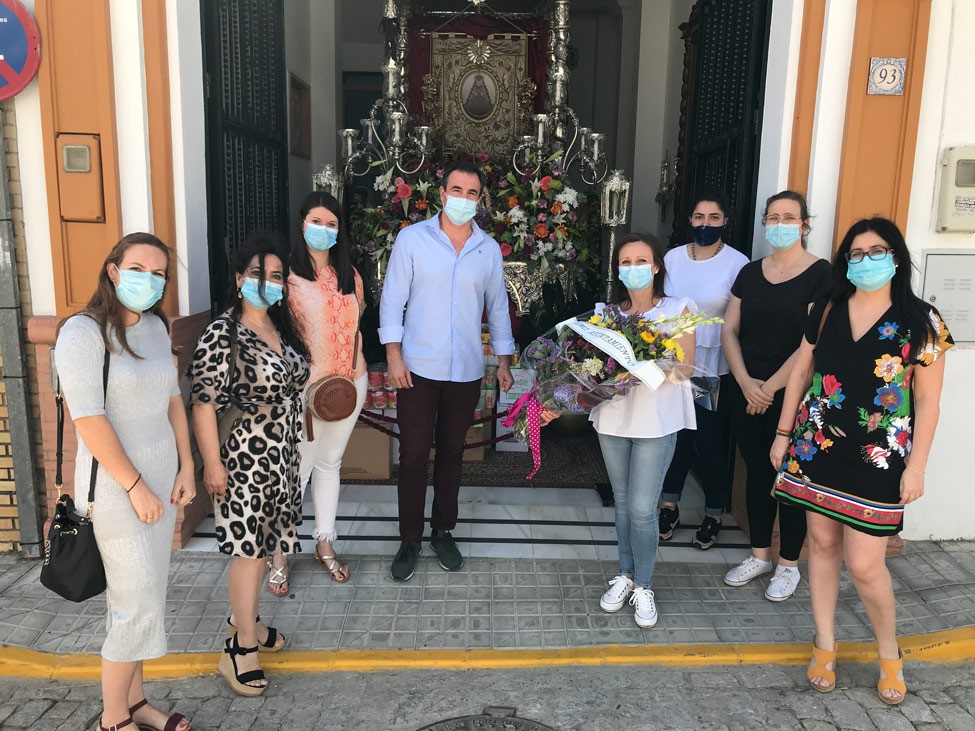 DONACIÓN DE LA HERMANDAD DEL ROCÍO AL PLAN DE GARANTÍA ALIMENTARIA Y ENTREGA FLORAL