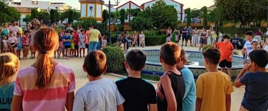 DIVERSIÓN EN EL PARQUE MUNICIPAL CON LA ACTIVIDAD DE GLOBOS DE AGUA