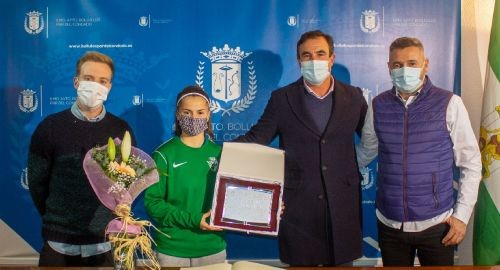 EL AYUNTAMIENTO RECIBE A BLANCA ALCÁNTARA VEGA, CAMPEONA DE ANDALUCÍA DE FÚTBOL FEMENINO