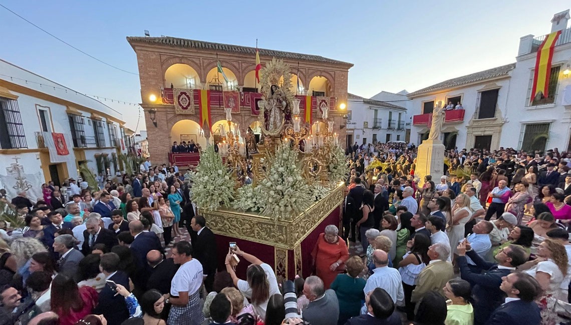 LA CORPORACIÓN MUNICIPAL ACOMPAÑÓ A NUESTRA PATRONA EN SU RECORRIDO PROCESIONAL