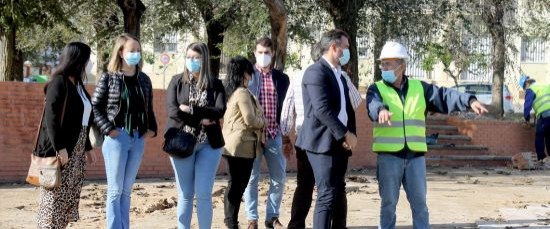 EL EQUIPO DE GOBIERNO VISITA LAS OBRAS DE LA  PLAZA 1 DE MAYO Y NUEVA BIBLIOTECA