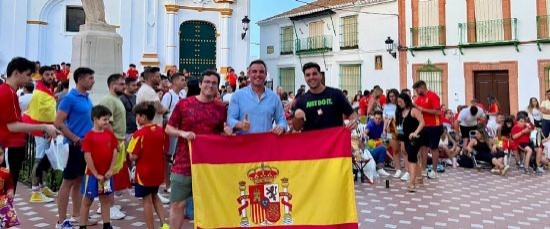 BOLLULLOS DISFRUTÓ DE LA VICTORIA DE ESPAÑA DESDE EL PÓRTICO MUNICIPAL