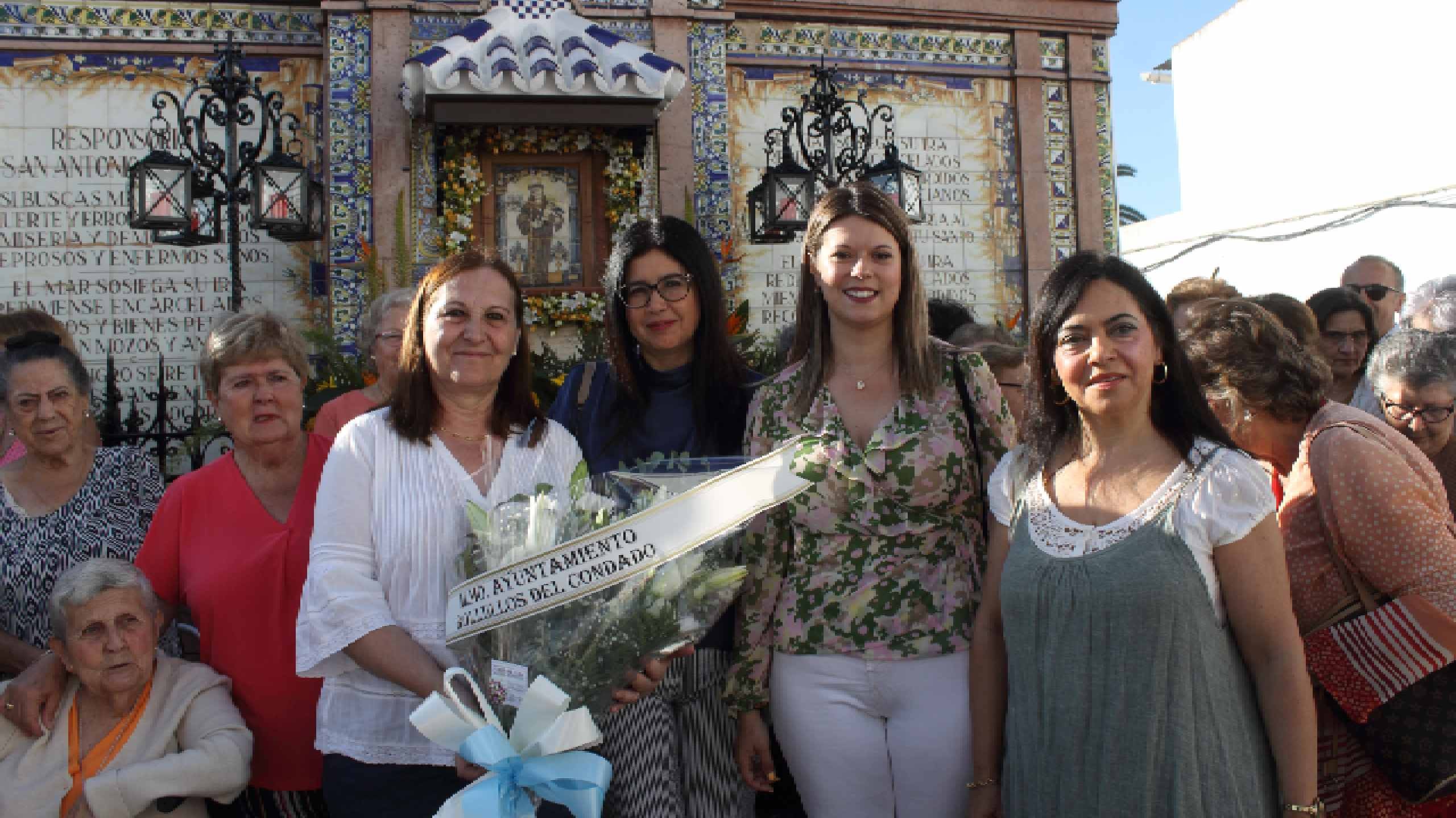 EL AYUNTAMIENTO REALIZA UNA OFRENDA FLORAL A SAN ANTONIO