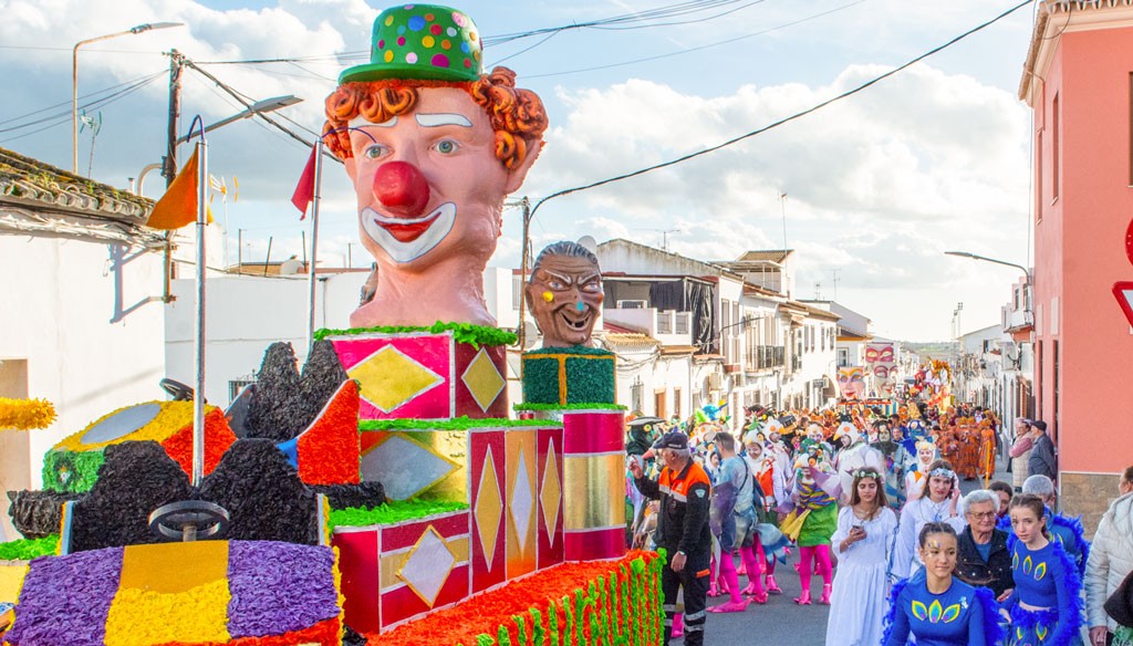 BOLLULLOS INICIA SU CARNAVAL DE CALLES