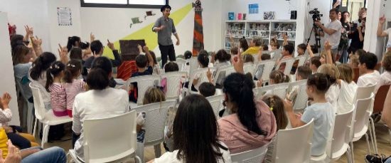 “LA MALETA MÁGICA” LLENÓ DE ILUSIÓN Y MAGIA LA BIBLIOTECA