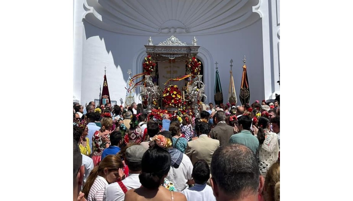 LA HERMANDAD DEL ROCÍO HACE SU PRESENTACIÓN ANTE LA VIRGEN DEL ROCÍO