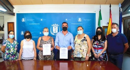 EL AYUNTAMIENTO Y LA ASOCIACIÓN “CUATRO PATAS” FIRMAN UN CONVENIO DE COLABORACIÓN