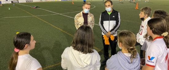 EL CONCEJAL DE DEPORTES VISITA LOS ENTRENAMIENTOS DE FÚTBOL FEMENINO