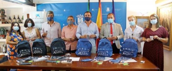 EL AYUNTAMIENTO Y CAIXABANK HACEN ENTREGA  DE MATERIAL ESCOLAR