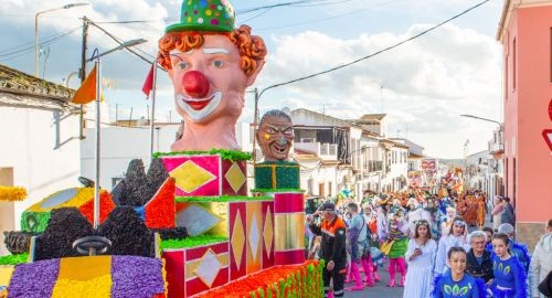 BOLLULLOS INICIA SU CARNAVAL DE CALLES