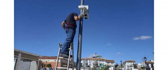 EL AYUNTAMIENTO INSTALA UNA NUEVA CÁMARA DE SEGURIDAD EN LA PLAZA 1 DE MAYO.