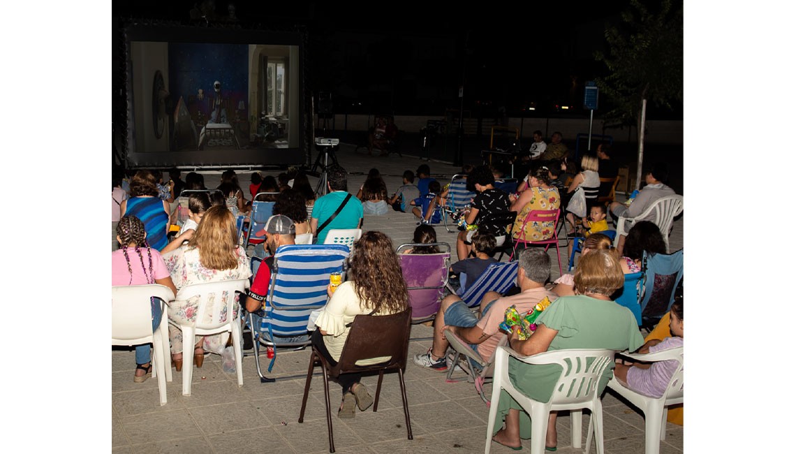 PRIMER DÍA DE "NOCHES DE CINE" EN LA PLAZA PRIMERO DE MAYO