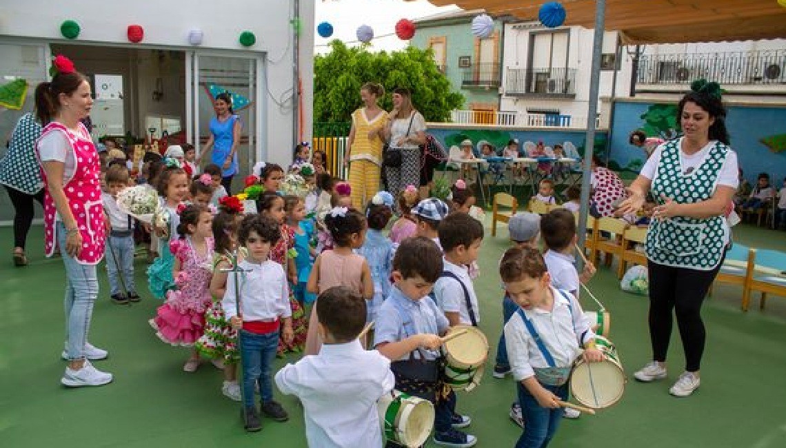 LA GUARDERÍA MUNICIPAL CÁNDIDA MAYA CELEBRA LA CRUZ DE MAYO INFANTIL