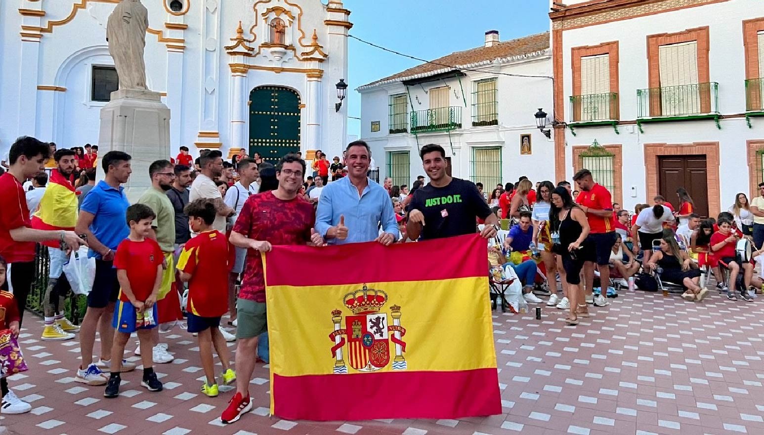 BOLLULLOS DISFRUTÓ DE LA VICTORIA DE ESPAÑA DESDE EL PÓRTICO MUNICIPAL