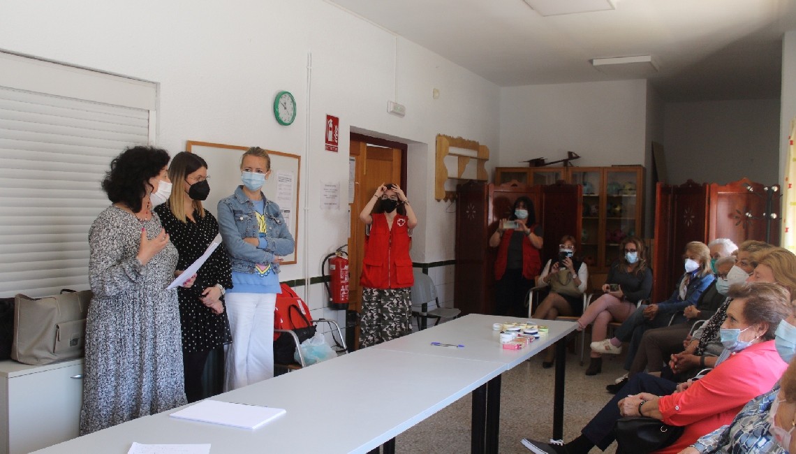 TALLER SOBRE EL CUIDADO DE LA PIEL EN EL CENTRO DE MAYORES