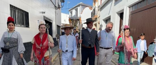 MASIVO ACOMPAÑAMIENTO A LA HERMANDAD DEL ROCÍO EN SU CAMINO HACIA LA ALDEA ALMONTEÑA