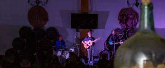 MIGUEL BUENO DERRAMÓ AROMAS DE FOLK Y SOUL ANDALÚ EN BODEGAS JUNCALES