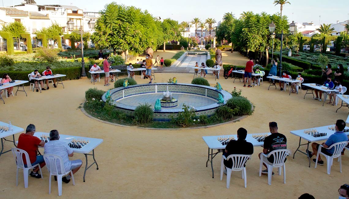 EL PARQUE MUNICIPAL SE CONVIRTIÓ EN UN ‘GRAN TABLERO’ PARA EL SEGUNDO DÍA DE AJEDREZ EN LA CALLE