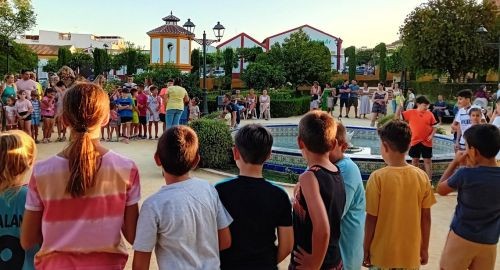 DIVERSIÓN EN EL PARQUE MUNICIPAL CON LA ACTIVIDAD DE GLOBOS DE AGUA