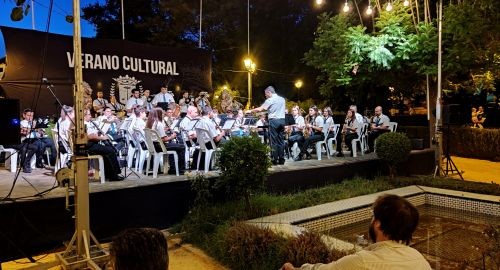 LA MÚSICA DE BANDA LLENA DE NOTAS EL PARQUE MUNICIPAL