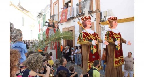 LA CABALGATA DE GIGANTES Y CABEZUDOS ABRIERON LA FERIA