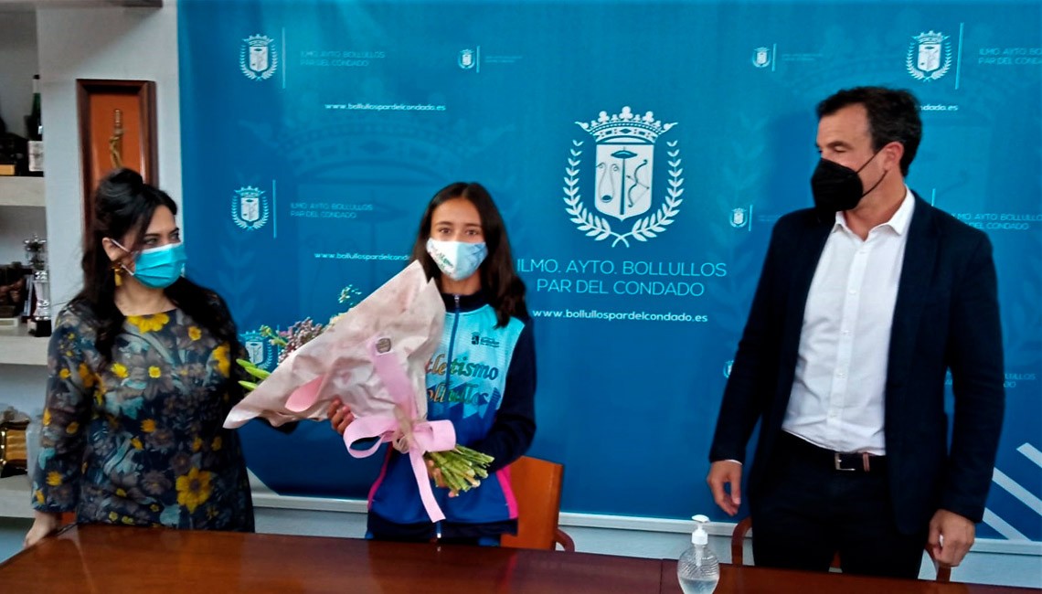 EL ALCALDE RECIBE A LA ATLETA LAURA MARTÍNEZ, EL ORO EN TRIATLÓN SUB12 EN EL CAMPEONATO DE ANDALUCÍA