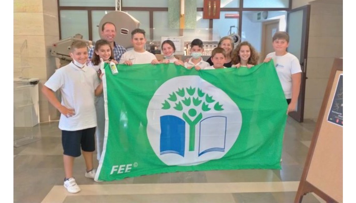 BANDERA VERDE AL CEIP LAS VIÑAS DE BOLLULLOS POR CUARTO AÑO CONSECUTIVO