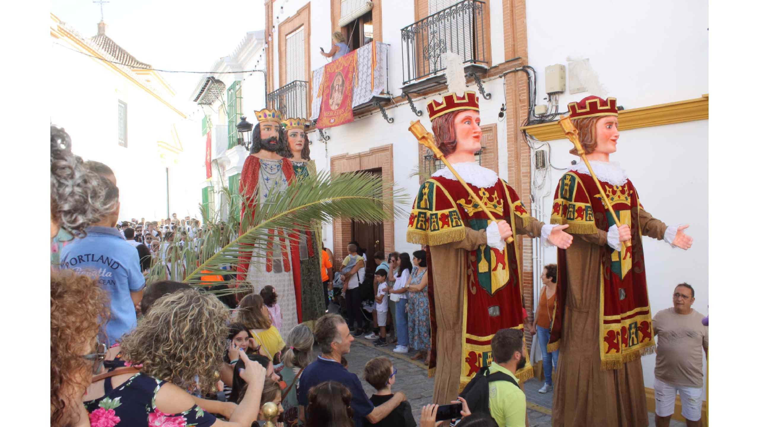 LA CABALGATA DE GIGANTES Y CABEZUDOS ABRIERON LA FERIA