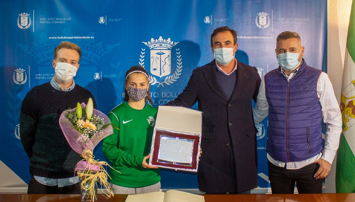 EL AYUNTAMIENTO RECIBE A BLANCA ALCÁNTARA VEGA, CAMPEONA DE ANDALUCÍA DE FÚTBOL FEMENINO