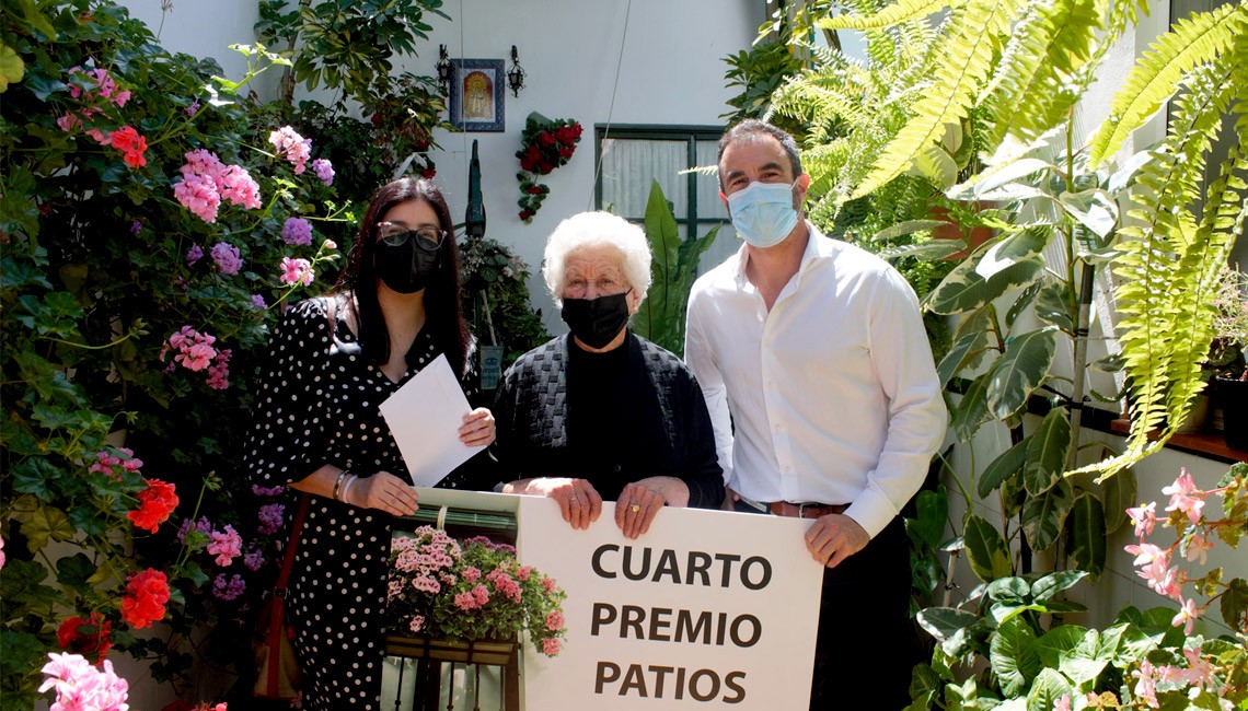 EL ALCALDE ENTREGA LOS PREMIOS DEL VII CONCURSO DE PATIOS, BALCONES Y CALLES "ARTE FLORAL 2021"