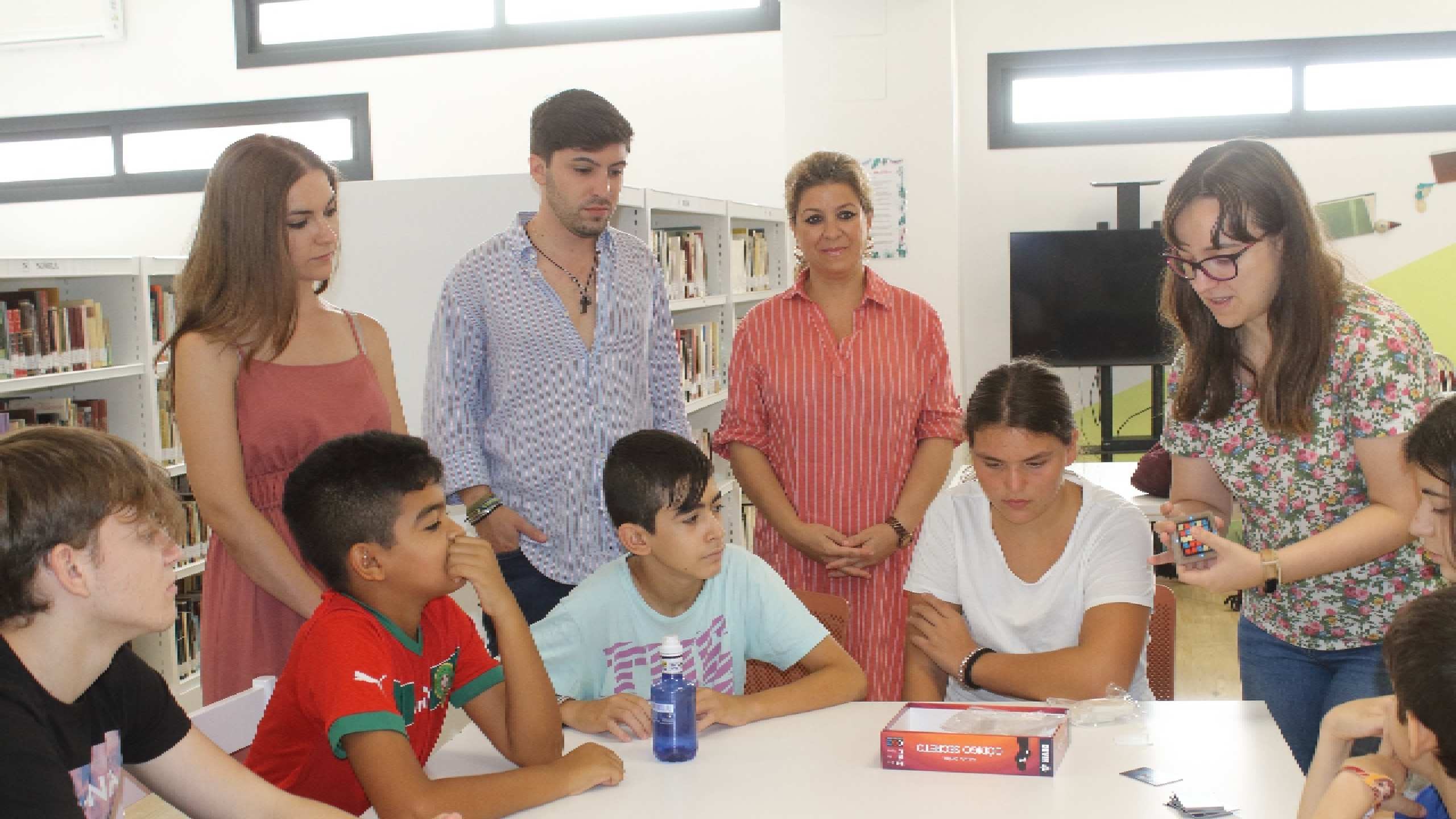 NIÑOS Y JÓVENES DE LA LOCALIDAD DISFRUTAN DE "EL DÍA DE LOS NIÑ@S" EN LA BIBLIOTECA MUNICIPAL