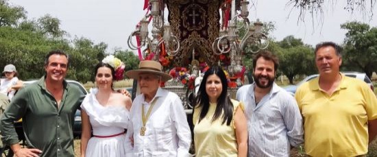 LA SANTA CRUZ DE LA CALLE NIEBLA RECUPERA SU TRADICIONAL ROMERITO