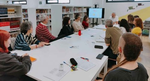 GINÉS CUTILLAS ENSEÑÓ TÉCNICAS DE MICRORRELATO EN LA BIBLIOTECA MUNICIPAL