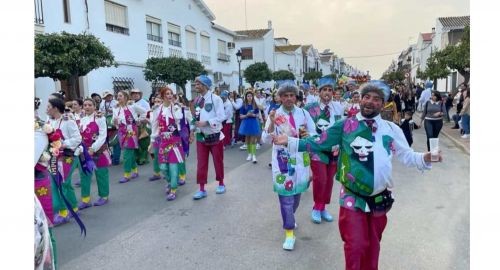 LAS CALLES DE BOLLULLOS SE LLENARON DE COLORIDO EN EL DESFILE DE CARNAVAL