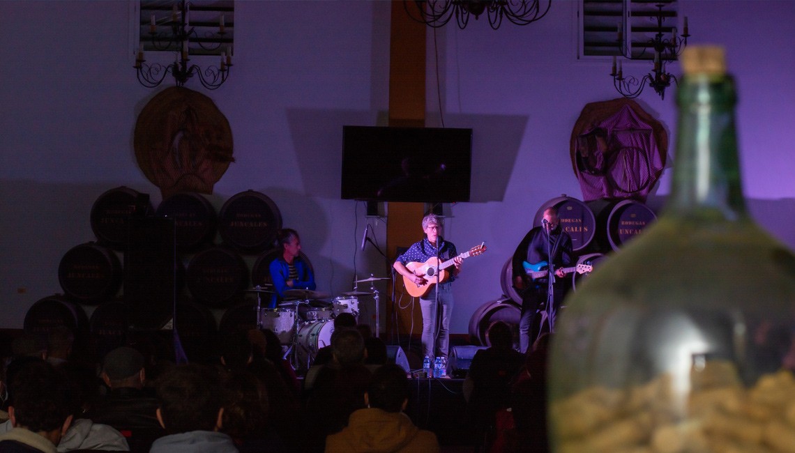 MIGUEL BUENO DERRAMÓ AROMAS DE FOLK Y SOUL ANDALÚ EN BODEGAS JUNCALES