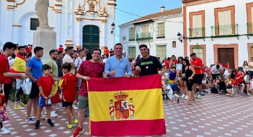 BOLLULLOS DISFRUTÓ DE LA VICTORIA DE ESPAÑA DESDE EL PÓRTICO MUNICIPAL