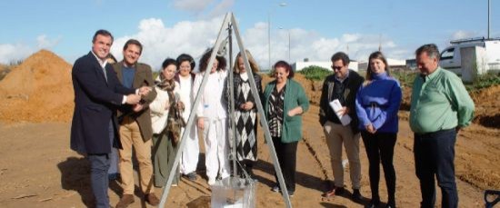 EL ALCALDE Y LA PRESIDENTA DE CAMINAR COLOCAN LA PRIMERA PIEDRA DEL NUEVO CENTRO DE DÍA DE ALZHEIMER