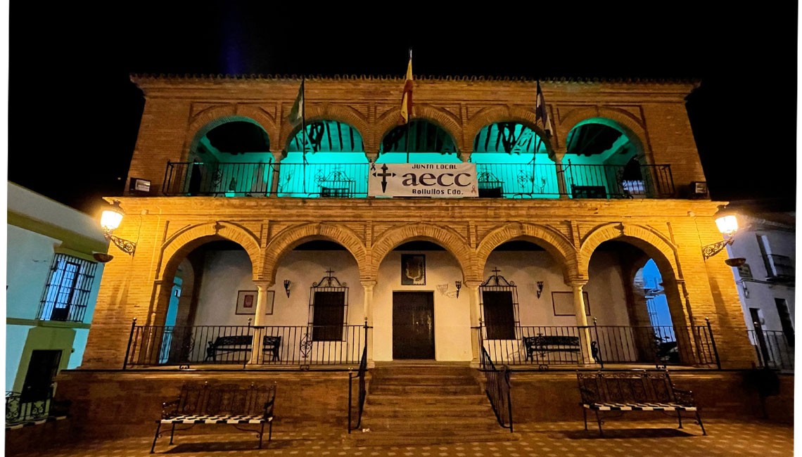 EL AYUNTAMIENTO ILUMINA DE VERDE SUS EDIFICIOS PARA DAR VISIBILIDAD AL DÍA MUNDIAL DEL CÁNCER