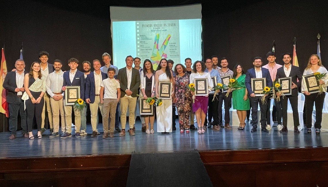 EL AYUNTAMIENTO PREMIA A 14 JÓVENES BOLLULLEROS POR SUS ÉXITOS EN DISTINTAS ÁREAS