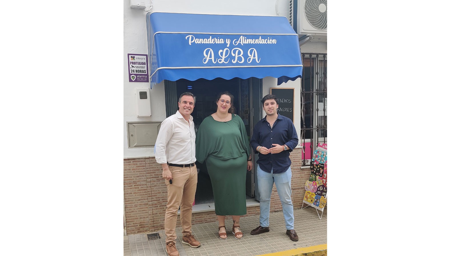 EL ALCALDE VISITA LA NUEVA TIENDA DE ALIMENTACIÓN ABIERTA EN BOLLULLOS